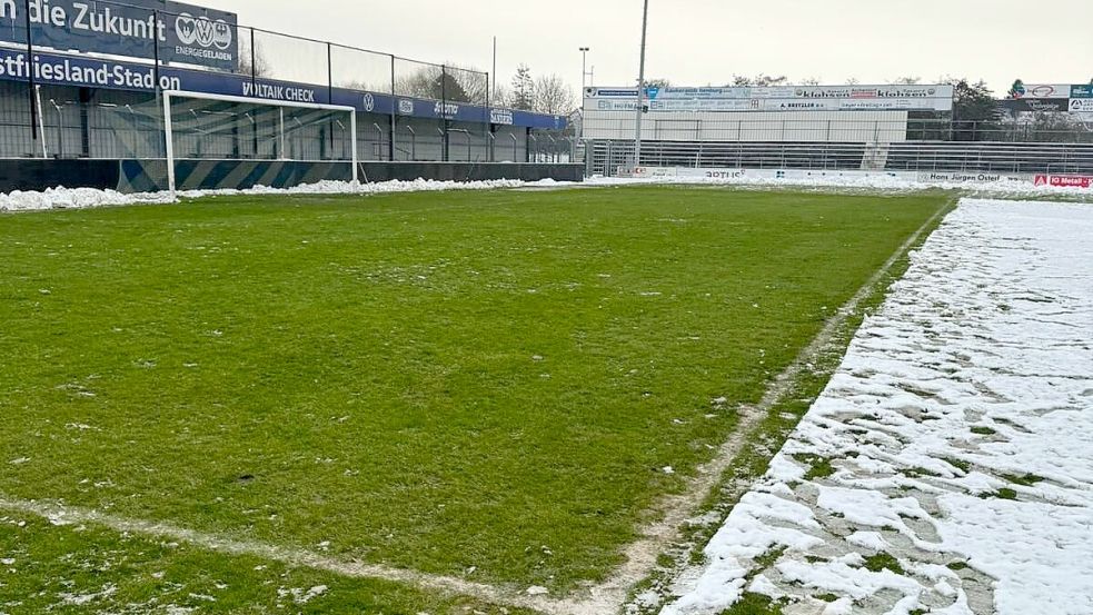 Der Strafraum war schon am Vormittag vom Schnee befreit. Foto: Kickers Emden