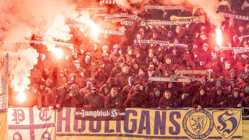 Braunschweigs Fans brennen Pyrotechnik im Stadion von Hannover 96 ab. Die niedersächsische Landespolitik will gemeinsam mit den Fußball-Clubs Stadiongewalt bekämpfen. Foto: Axel Heimken/dpa