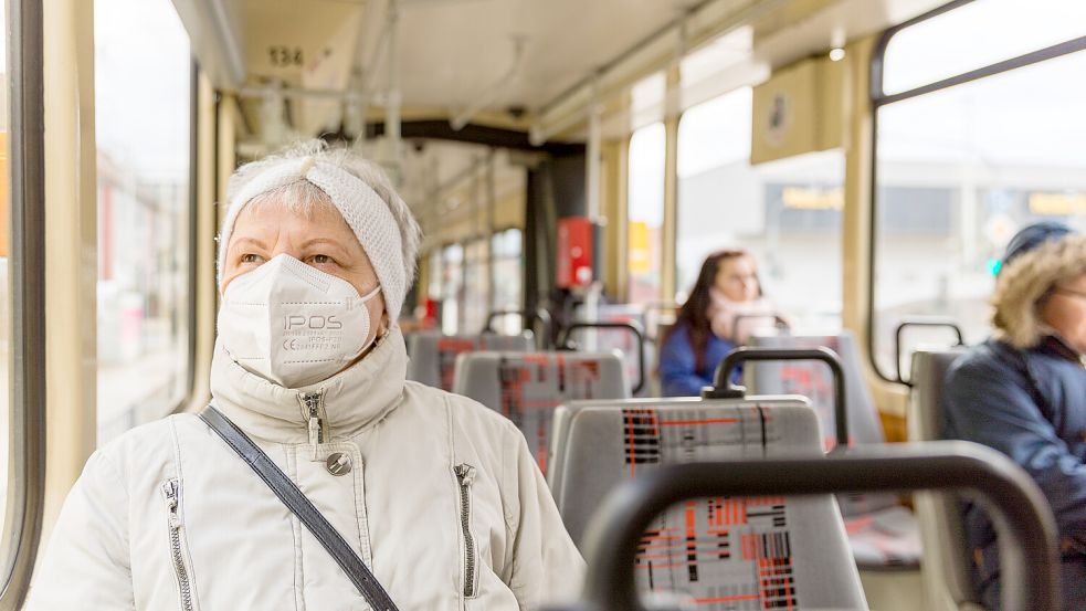 Eine Maskenpflicht in Bus und Bahn gibt es nicht mehr. Und doch möchten sich manche Menschen vor Viren Schützen. Foto: dpa/Frank Hammerschmidt