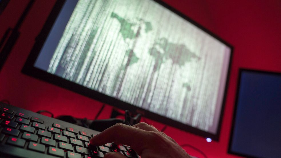 Cyberkriminelle sind eine große Gefahr für Unternehmen in Ostfriesland. Foto: Armer/dpa