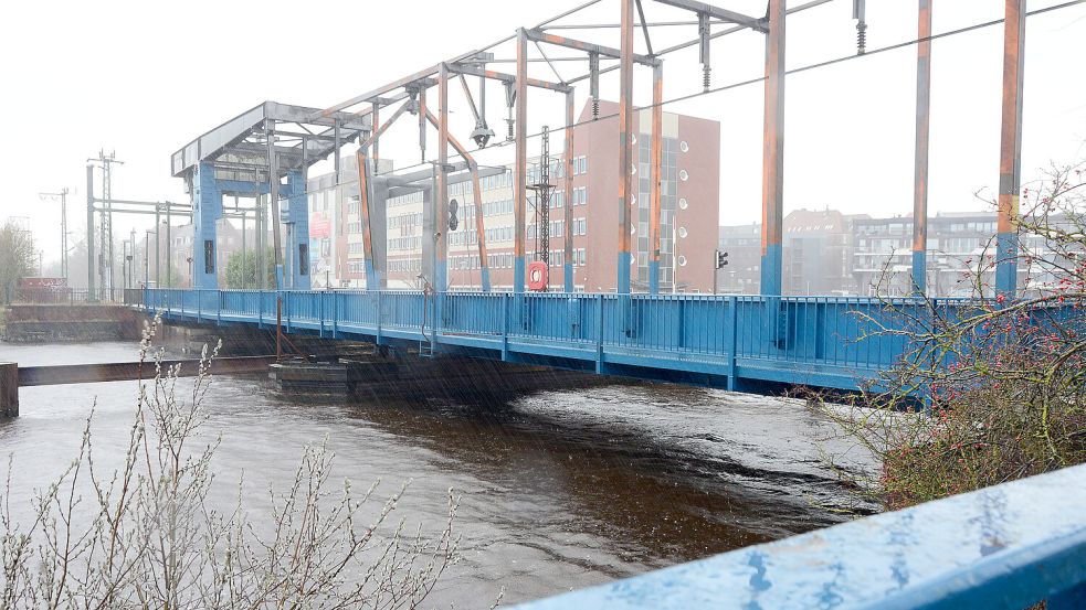 War am vergangenen Wochenende eingefroren und blieb geschlossen: die Eisenbahnklappbrücke zum Alten Binnenhafen. Foto: Doden/Archiv