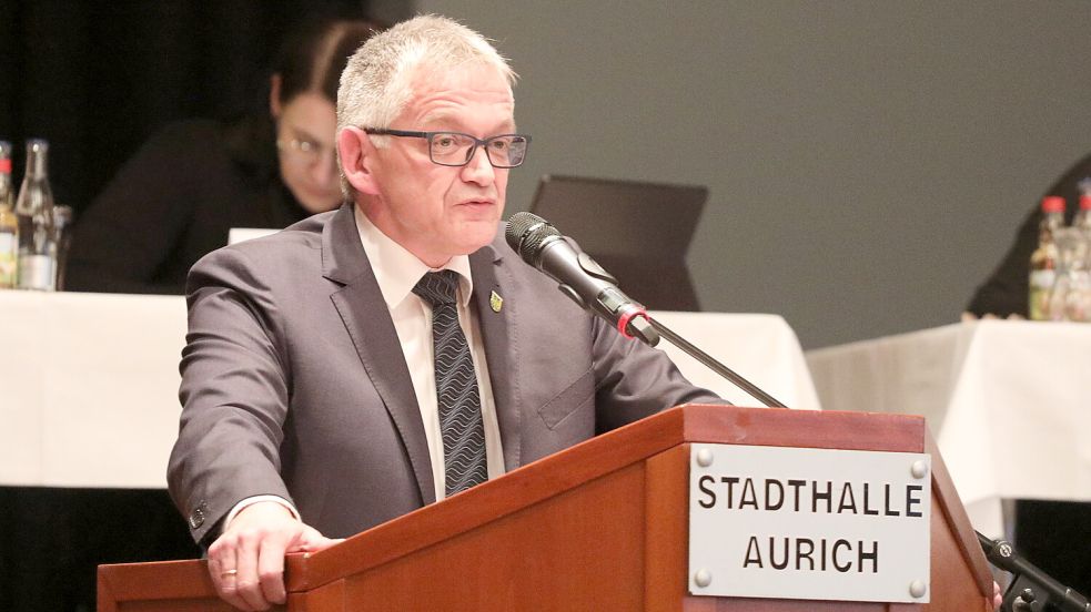 Landrat Olaf Meinen verteidigte die Personalpolitik des Landkreises Aurich. Foto: Romuald Banik