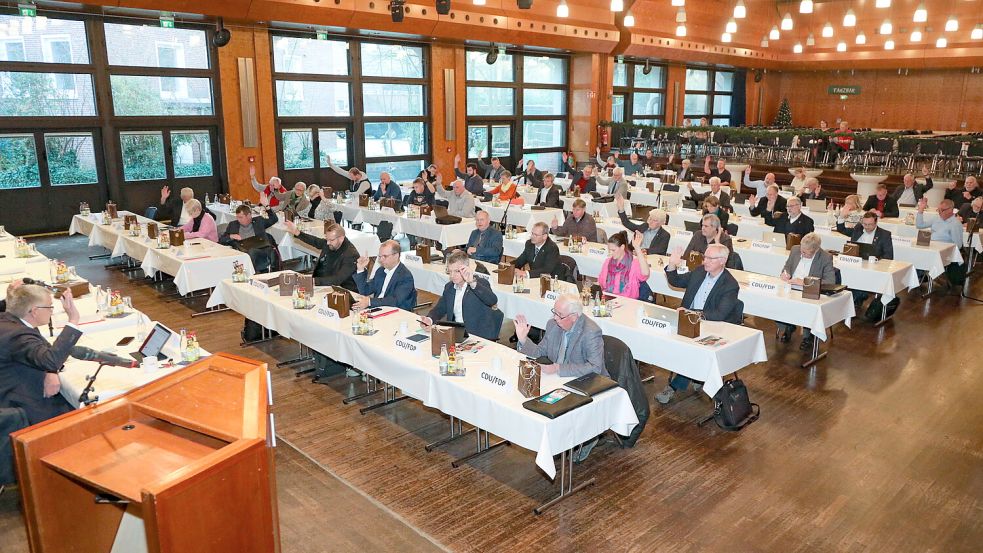 So breite Zustimmung wie auf diesem Bild gab es nicht bei allen Abstimmungen in der Auricher Stadthalle. Foto: Romuald Banik