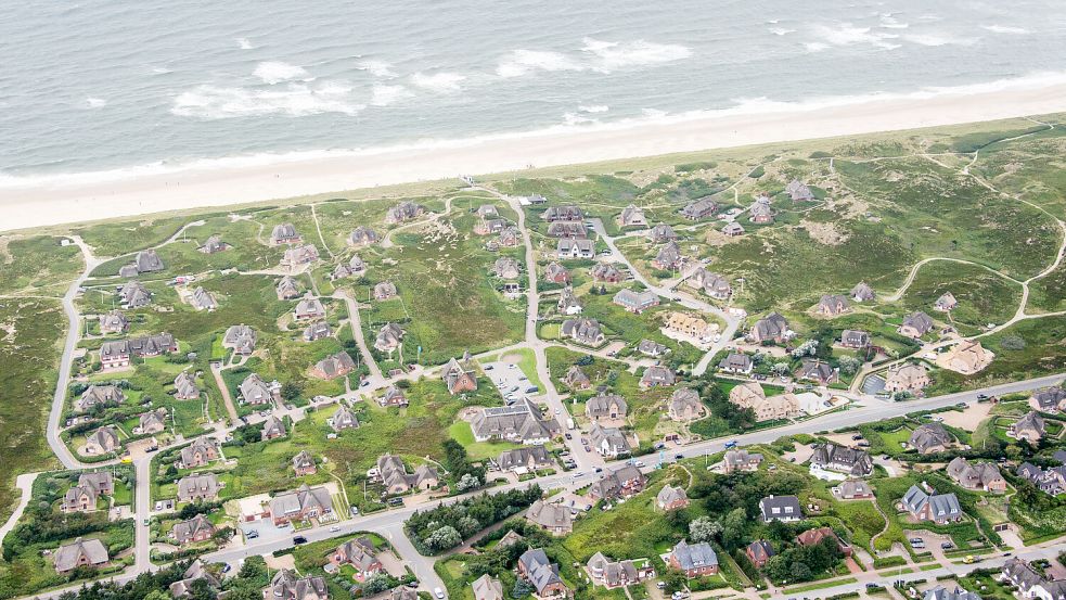 Das Luftbild zeigt Häuser auf Sylt. Dort ist Wohnraum für Einheimische zum einen knapp und zum anderen unbezahlbar geworden. Foto: Reinhardt/dpa