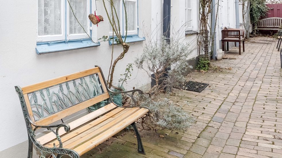 Eine Bank steht vor einem historischen Altbau in der Lübecker Innenstadt. Der Streit um die Vermietung kleiner Ganghäuser in der Altstadt an Feriengäste beschäftigt noch immer die Verwaltung. Foto: Scholz/dpa