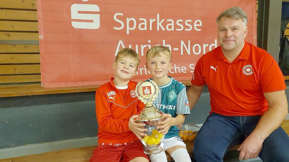 Die beiden Großefehner Nachwuchskicker Hanno Bölts (links) und Liam Freese (rechts) losten nach einem Jugendtraining unter der Aufsicht von Turnierleiter Alexander Wiese die Gruppen aus. Foto: Privat