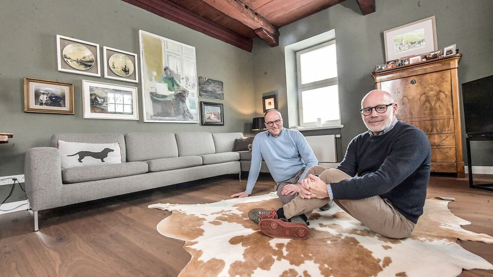 Kai Nilson (links) und Franz Scheid haben sich im Steinhaus Nesse ihren Wohntraum verwirklicht. Oben ist die Decke aus dem Mittelalter zu sehen, die im Originalzustand erhalten ist. Foto: Ortgies