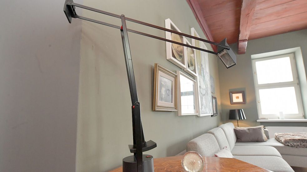 Moderne Accessoires wie diese Lampe fügen sich dem historischen Ambiente. Foto: Ortgies