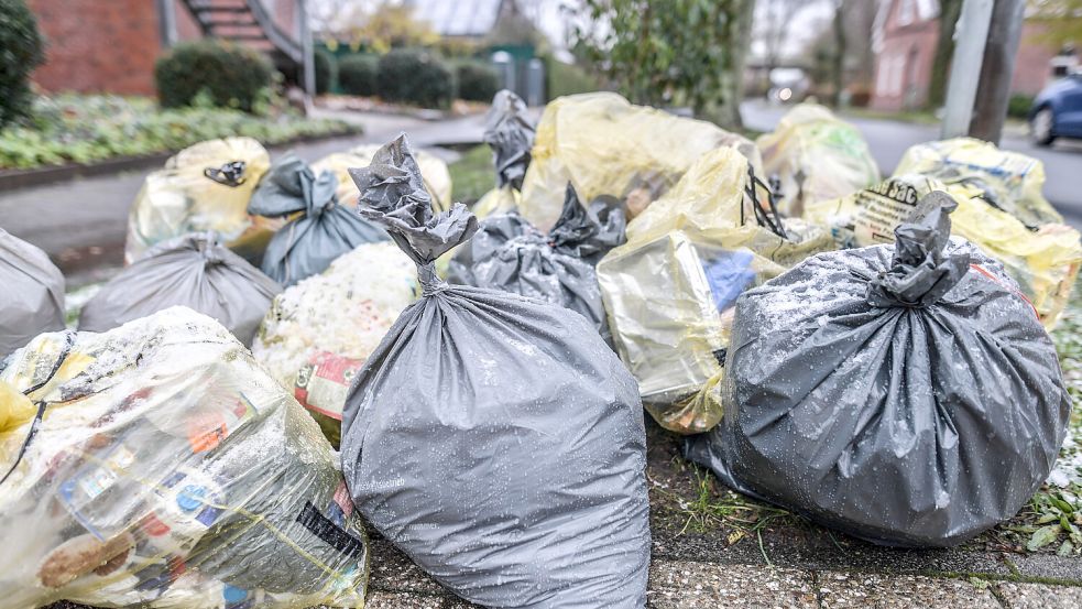 Die schwarzen Müllsäcke werden zum neuen Jahr teurer. Nach wie vor kostenlos läuft im Landkreis Leer die Sammlung von Wertstoffen. Foto: Ortgies
