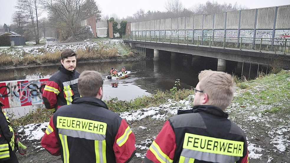 Die Feuerwehr hat mit einem Boot nach dem Vermissten gesucht. Foto: Wolters