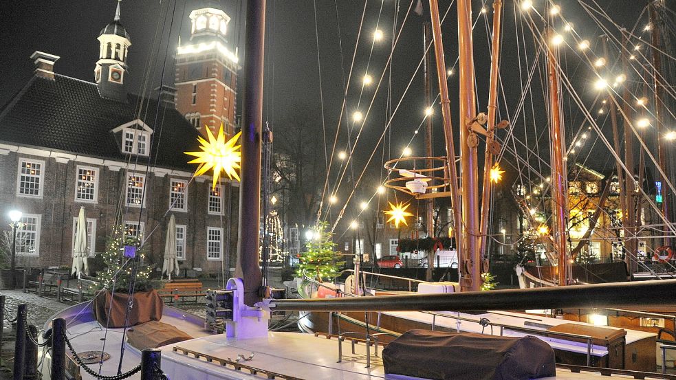 Der Leeraner Museumshafen ist zur Weihnachtszeit hell erleuchtet. Foto: Archiv/Wolters