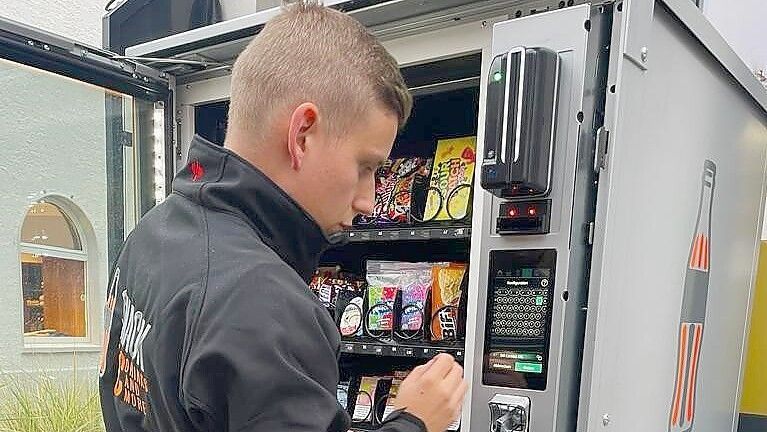 Max van Hese beim Befüllen eines seiner Snack-Automaten. Foto: Gerd Schade