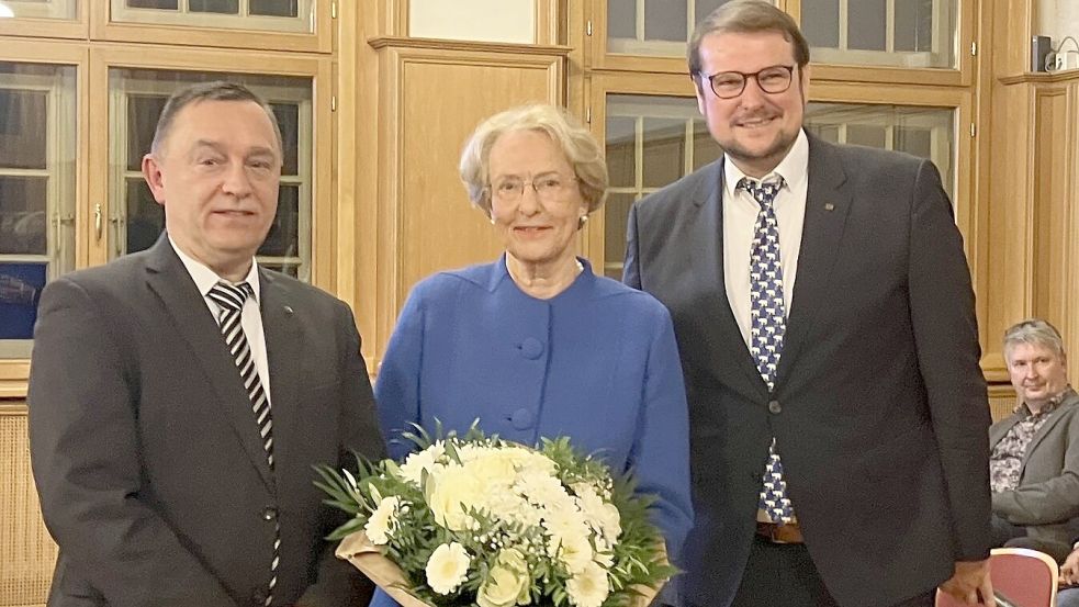 Ein erster Blumenstrauß zur Ernennung: Gregor Strelow und Tim Kruithoff gratulierten Eske Nannen. Foto: Schuurman