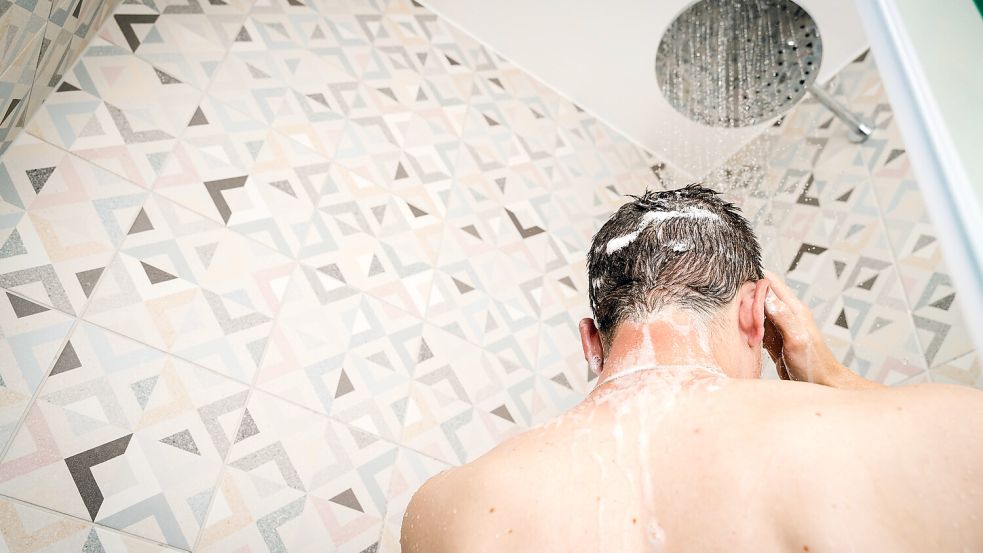 Je kürzer, desto preiswerter: die tägliche Dusche. Foto: Mayer/Imago