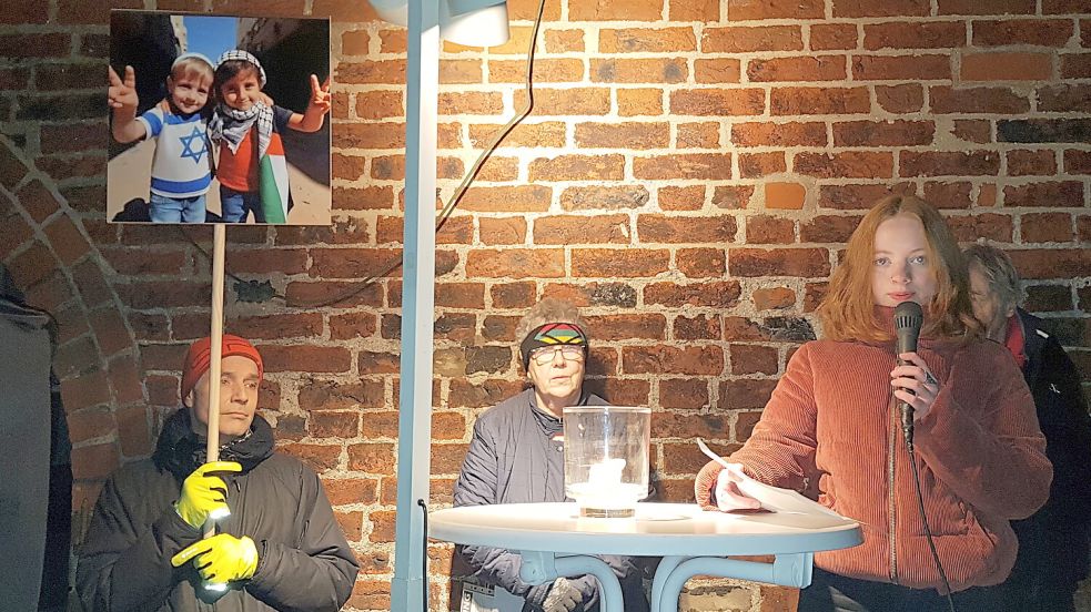 Die Norder Jugendbürgermeisterin Merle Gatena (am Mikrofon) mit (von links) Dr. Alexander Göbel, Eva Requardt-Schohaus und Günter Beyer (halb verdeckt). Foto: Walter Zuber/privat