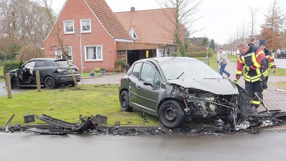 Die Autos landeten nach dem Zusammenprall am Straßenrand. Foto: Wolters