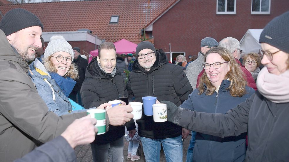 Heiße Getränke waren auf dem Weihnachtsmarkt Holtland stark gefragt. Foto: Stromann