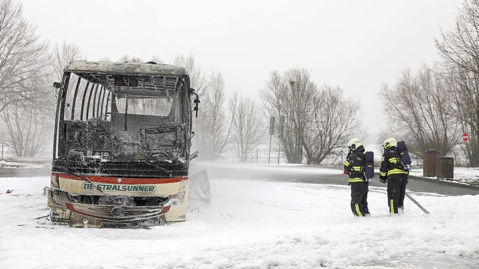 Die Freiwilligen Feuerwehren aus Groß Krankow, Bobitz, Beidendorf, Plüschow/Naschendorf und Grevesmühlen waren rund 1,5 Stunden mit den Löscharbeiten beschäftigt. Foto: Stefan Tretropp