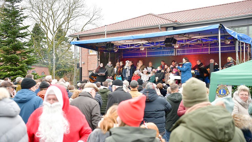 Festlich und zum Mitsingen für alle: der Markt in Hinte. Foto: Wagenaar