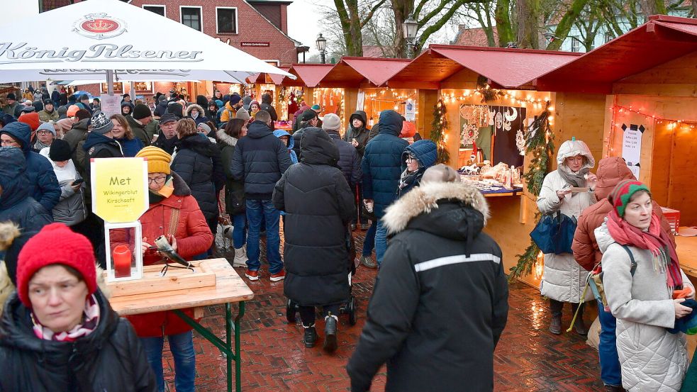 Weihnachtlich leuchtend mit regionalen Besonderheiten: der Markt in Greetsiel. Foto: Wagenaar