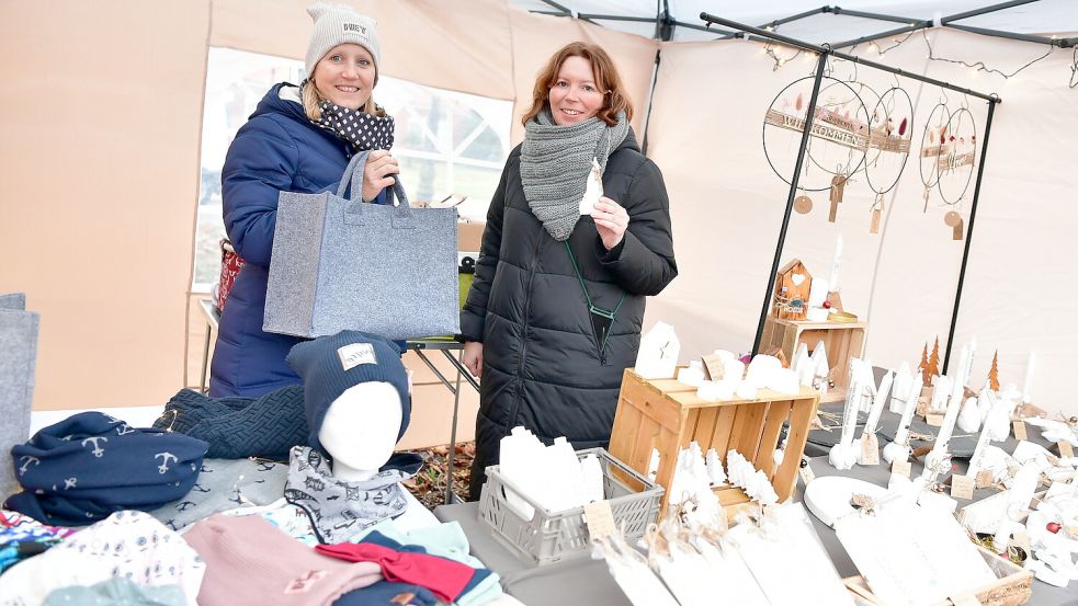 Sie verkauften selbstgemachte Artikel in HInte: Nadine Ysker und Sonja Gerdes. Foto: Wagenaar