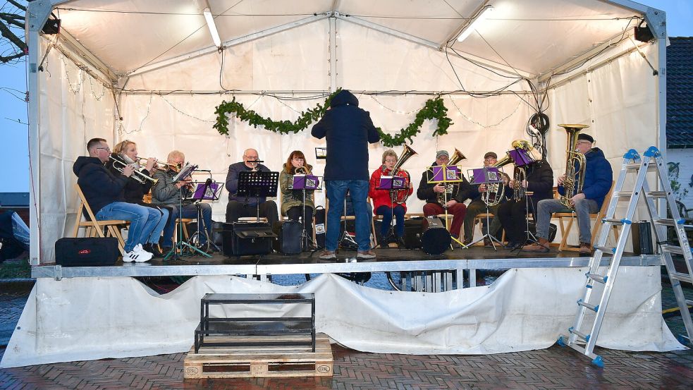 Hier spielt die Musik: der Posaunenchor Greetsiel-Pilsum unter der Leitung von Frank Baumann. Foto: Wagenaar