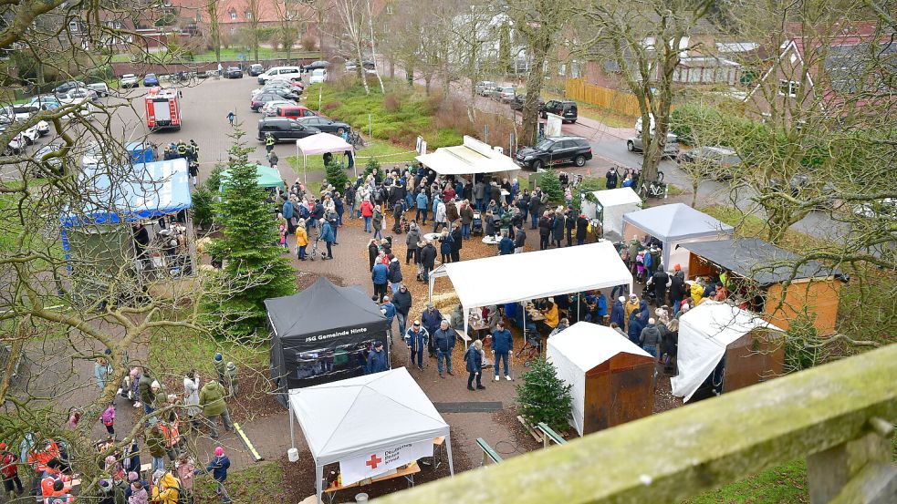 Einmal von oben: Der zweite Weihnachtsmarkt in Hinte war wieder gut besucht. Foto: Wagenaar