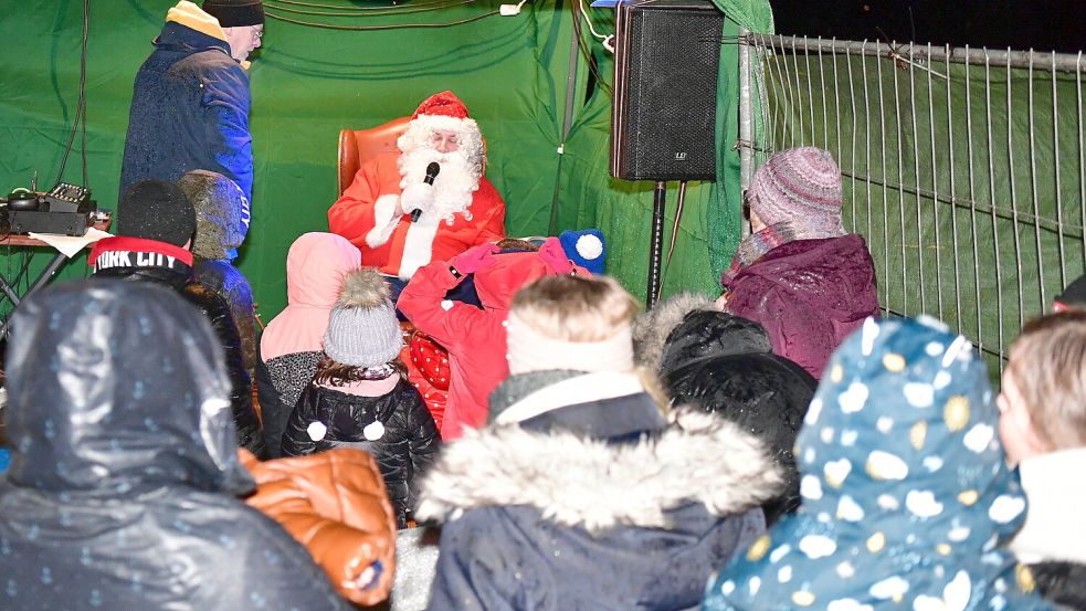 Auf ihn hatten alle gewartet: der Weihnachtsmann in Grimersum. Foto: Wagenaar