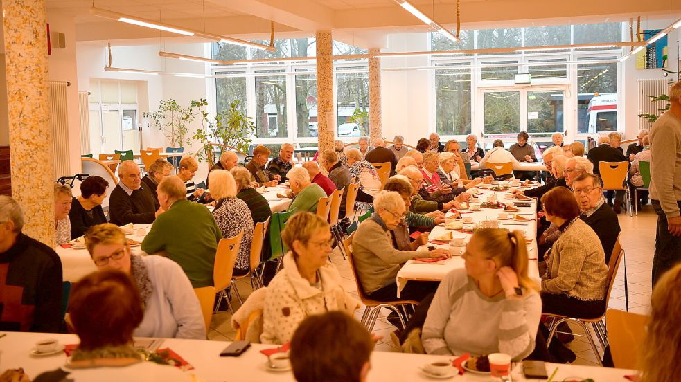 In Pewsum gab es eine große Seniorenfeier in der Aula der Integrierten Gesamtschule. Foto: Wagenaar