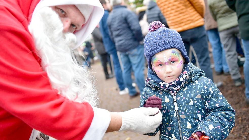 In Hinte: Lina Kuhr bekommt Süßes vom Weihnachtsmann. Foto: Wagenaar