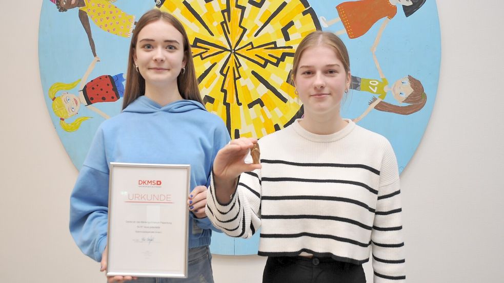 Verkettung glücklicher Umstände: Dank der Initiative von Lara Behrens (l.) am Mariengymnasium Papenburg wurde Carolin Prünie zur Lebensretterin. Foto: Gerd Schade