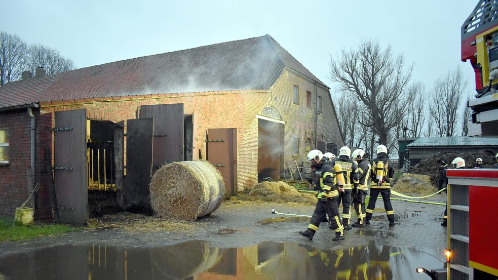 Mit einem C-Rohr löschten die Feuerwehrleute den Brand. Foto: Feuerwehr Wittmund