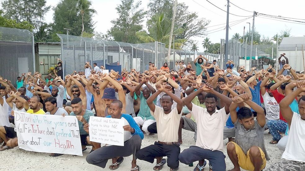 Explodierende Migrationszahlen: Australien will die Zahl der Einwanderung halbieren. Hier protestieren Flüchtlinge in Australien gegen die Umsiedlung in ein anderes Lager. Foto: dpa/Refugee Action Coalition