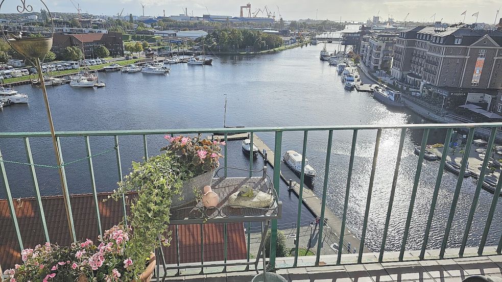 Auch dies ein herrlicher Blick vom Balkon: Emder Delft an Sommertagen. Foto: privat