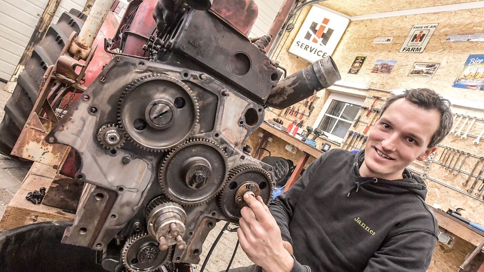 Jannes Wiemers in seiner neu gebauten Werkstatt. Die IHC 423 V Zugmaschine von 1971 ist die erste, die hier im Warmen repariert wird. Foto: Ortgies