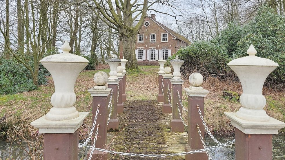 Der Buchenhof in Westaccumersiel (gehört zur Gemeinde Dornum) steht unter Denkmalschutz. Er ist Teil des Erbes, um den es bei der mutmaßlichen Testamentsfälschung geht. Foto: Rebecca Kresse