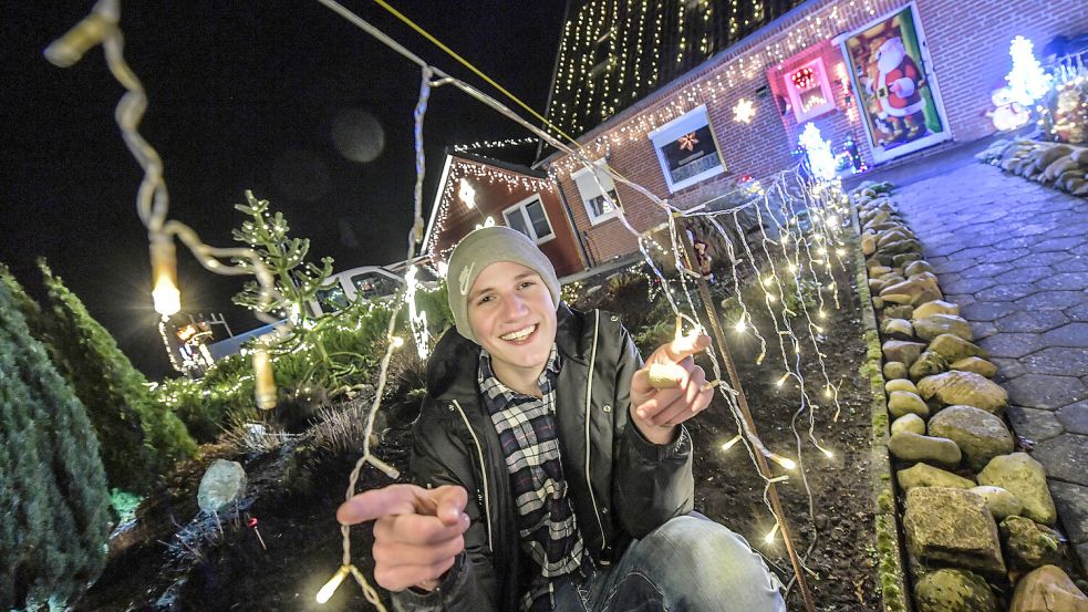Seit fünf Jahren schmückt Jannis Saathoff zu Weihnachten sein Elternhaus in Moordorf. Die Anzahl der Lichter und Figuren wird jedes Jahr mehr. Fotos: Ortgies