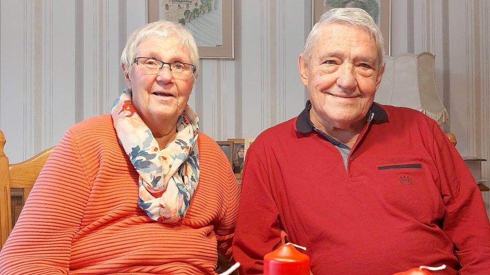 Langeweile kennen sie in ihrer Ehe nicht: Marga und Manfred Fokken sind an diesem Mittwoch, 13. Dezember 2023, schon 60 Jahre lang verheiratet. Fotos: Hanssen