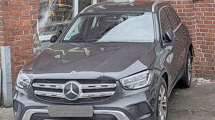 Beim Ausparken prallte das Auto rückwärts gegen die Wand des Verbrauchermarktes. Foto: Polizeiinspektion Cloppenburg/Vechta