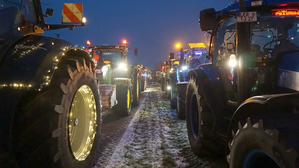 Im vergangenen Jahr fuhren Dutzende geschmückte Trecker beim Weihnachtskorso mit. Foto: Archiv