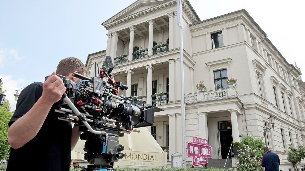 Im Sommer 2023 fanden die letzten Dreharbeiten zu „Hotel Mondial“ in Schwerin statt. Foto: Bernd Wüstneck/dpa