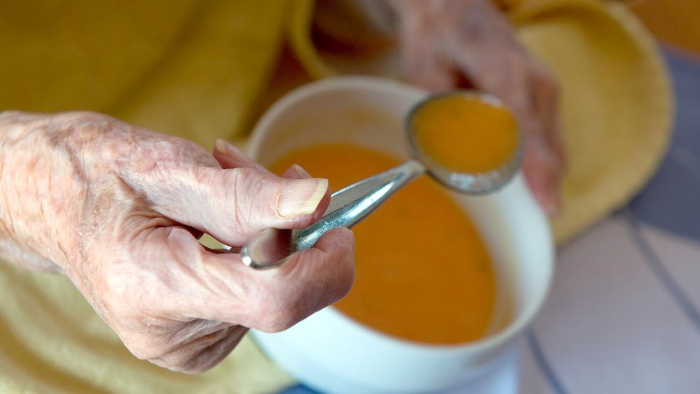 Einmal im Monat bietet der Seniorenbeirat ein gemeinsames Mittagessen für alleinstehende Senioren an – das sei für alle Beteiligten ein schönes Erlebnis, sagt Achim Schneider. Foto: Marijan Murat/dpa
