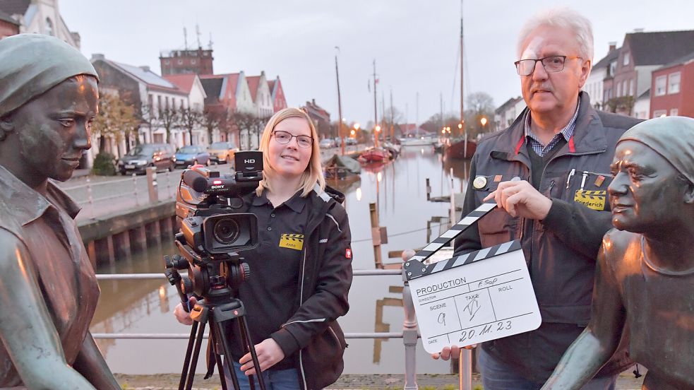 Dass Anna Fischer so ein engagiertes Mitglied der Rheiderländer Filmfreunde ist, freut auch den Vorsitzenden Friederich Sap. Foto: Ortgies