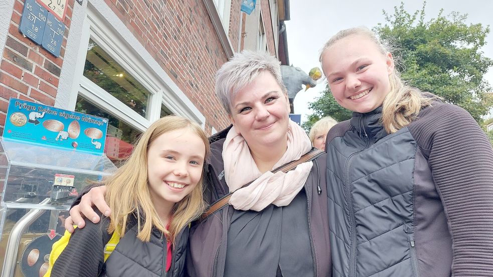 Die Emderin Stefanie Bittner ist mit ihren Nichten Lara (links) und Jana Stachowski schon um 9.15 Uhr beim Otto-Huus gewesen und hat es damit auf den ersten Platz der Warteschlange geschafft. Foto: Hanssen
