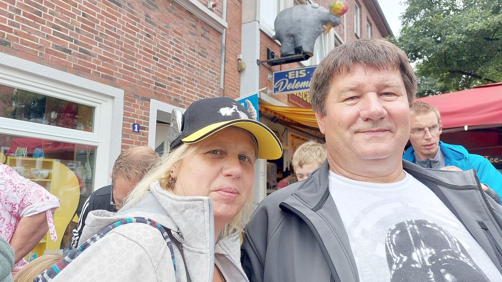 Ein Ehepaar aus der Schweiz macht gerade Urlaub in Ostfriesland - und musste natürlich auch Otto besuchen. Foto: Hanssen