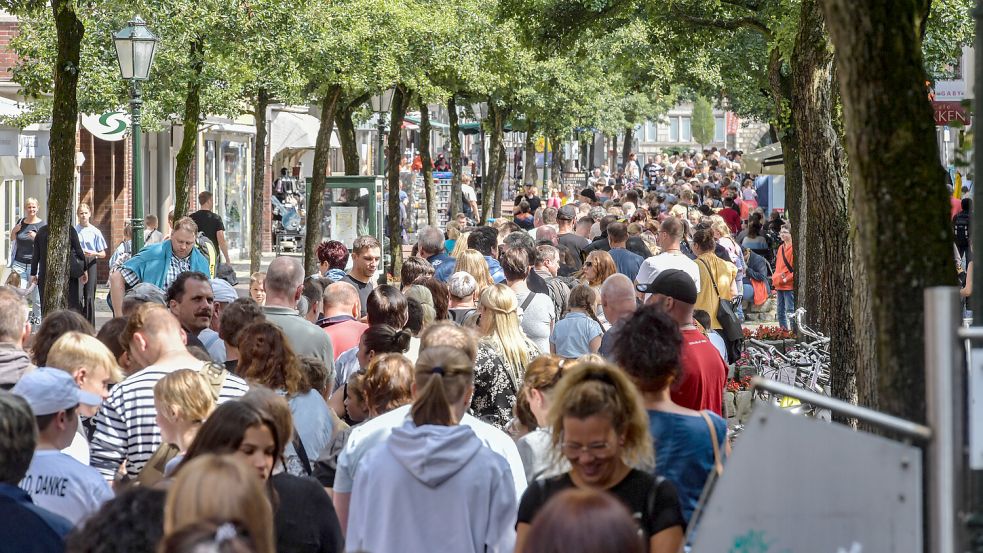 Hunderte Fans stehen die ganze Große Straße entlang in der Warteschlange. Sie führt sogar bis in den Burggraben-Park hinein. Foto: Ortgies