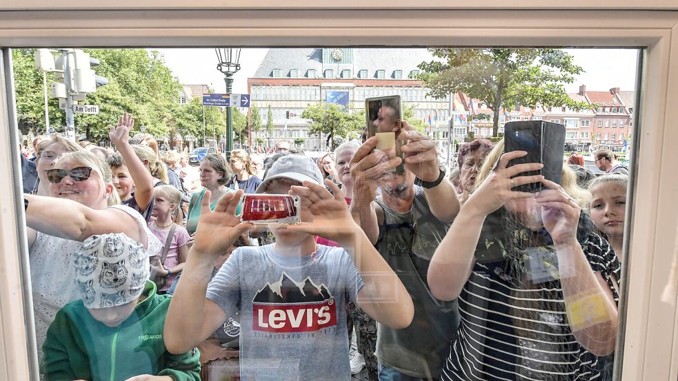 Hunderte Fans stehen rund um das Otto-Huus und warten auf ihren Star. Foto: Ortgies