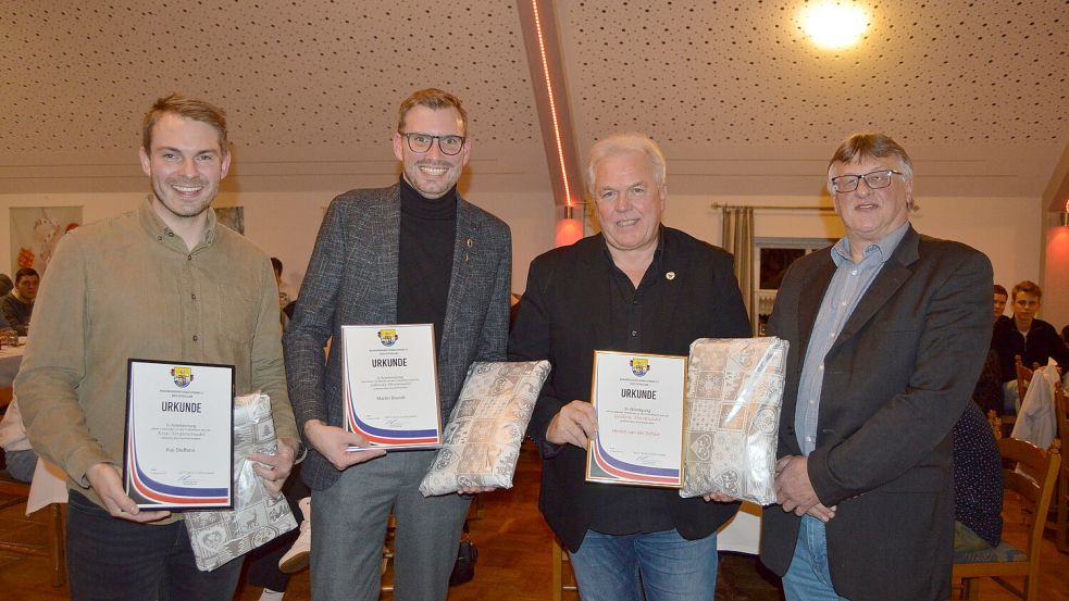 Kai Steffens (von links), Schiedsrichter-Chef Martin Brandt und der ehemalige Schiedsrichter Hinrich van der Schüür wurden in Anerkennung besonderer Verdienste für den Fußballsport geehrt. Die Auszeichnungen nahm Winfried Neumann vor. Foto: Weers