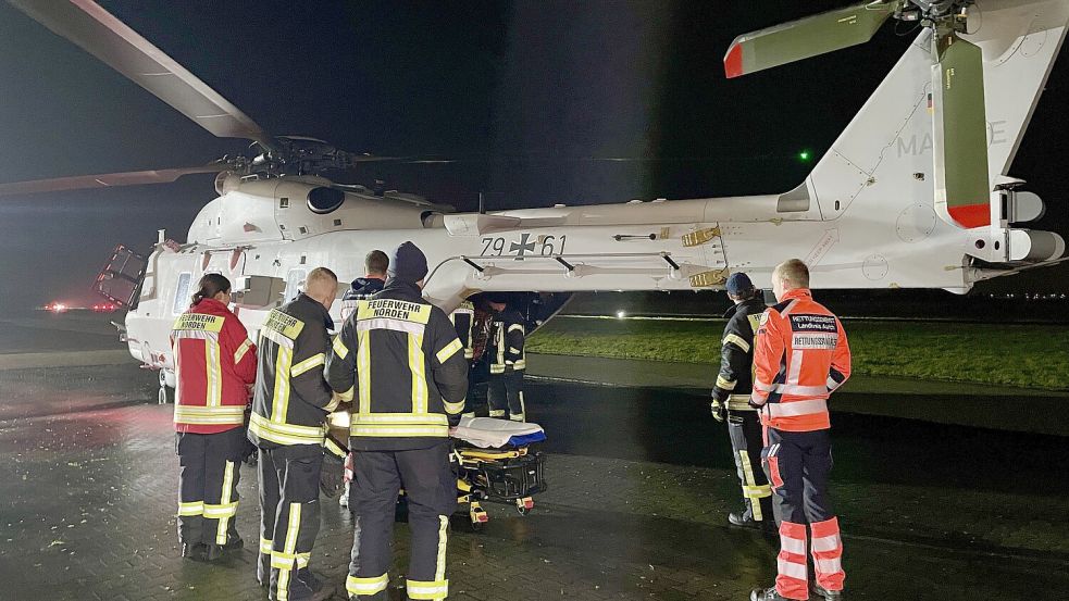 Die Feuerwehr Norden unterstützte den Rettungsflug der Marine auf dem Flugplatz Norden-Norddeich. Foto: Feuerwehr Norden