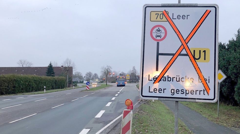 Die Ledabrücke ist an diesem Donnerstag und am morgigen Freitag in der Zeit von 9 bis 15 Uhr gesperrt. Das Schild in Folmhusen weist auf die Sperrung hin. Die Aufnahme ist gegen 8 Uhr - also vor der Sperrung - gemacht worden. Foto: Ammermann